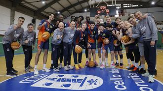 La plantilla y el cuerpo t�cnico del Leyma B�squet Coru�a se conjura durante uno de los �ltimos entrenamientos antes del duelo de esta tarde ante el Fibwi Palma.