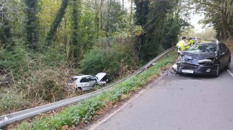 Uno de los veh�culos acab� junto al cauce del Anll�ns.