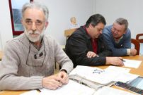 El alcalde, en primer t�rmino, presidi� la asamblea. 