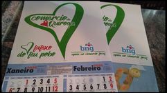 Los calendarios que reparte el BNG en los establecimientos comerciales de Quiroga