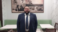 Jos Luis Gabarri es tcnico de farmacia, y tambin predicador en la iglesia evanglica de Xinzo, trabaja en el mercadillo mientras estudia gallego e ingls y planea formarse en Enfermera