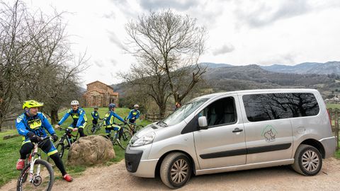 Ruta con un grupo de ciclistas, Santa Cristina de Lena