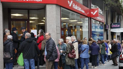 Colas en una agencia de viajes de Ourense para reservar una plaza en el Imserso