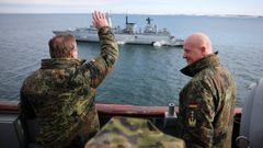 El ministro de Defensa alem�n, Boris Pistorius, saluda a los marineros de la fragata Brandenburg mientras se encuentra junto al general de la OTAN Ingo Gerhartz, comandante del Mando Conjunto Aliado de Brunssum (JFC Brunssum), a bordo del buque de desembarco espa�ol 'L52 Castilla' durante un acto de prensa del ejercicio 'Steadfast Dart 26' en el mar B�ltico, frente a la zona de entrenamiento militar de Putlos, el pasado 18 de febrero.