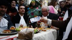 Sin desfile en Xinzo.Xinzo canceló el desfile pero no el entroido. En una mesa representaban escenas de la famosa  serie  Fariña .