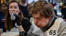 Un hombre durante el campeonato de comer mejillones en Rusia. 