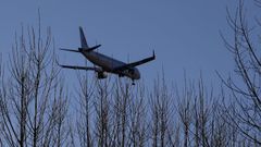 Imagen de archivo de un avin llegando al aeropuerto de Alvedro