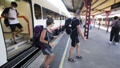 Llegada del tren de la tarde desde A Coru�a hasta la estaci�n de Ferrol