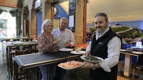 MARISCOMANA. Santiago
Ramn Isorna tiene su restaurante en el interior del mercado de abastos de Santiago. Qu mejor oferta podran tener sus clientes que toda la que se les exhibe desde los puestos que tiene a su alrededor? El cliente recorre el mercado y escoge y compra el producto. Ramn les cobra 6 euros por comensal. Con independencia de la cantidad que le lleven. Eso s, no trabaja con pescados. Solo mariscos y carnes a la plancha.