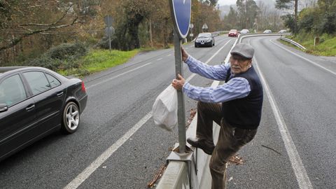 A sus 77 aos Xulio trepa a diario una mediana para tirar la basura y atender a sus animales