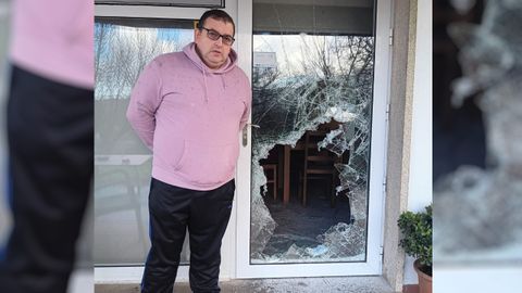 Par�s, junto al cristal roto por el que accedieron los ladrones.