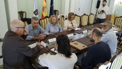 El subdelegado del Gobierno, Eladio Santos, con alcaldes ourensanos para trasladarles el proyecto Cares