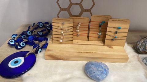 Liliana lvarez elabora joyas a partir de minerales y piedras preciosas