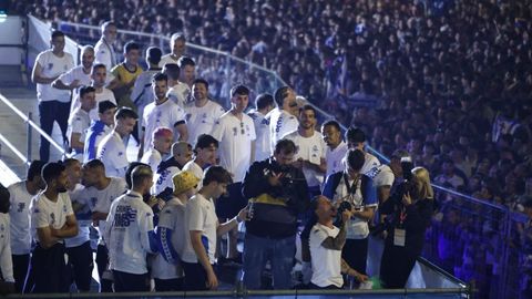 La afici�n del Deportivo jale� a los suyos en la plaza de Cuatro Caminos.
