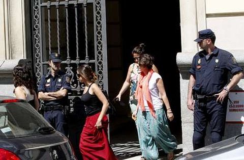 Los agentes hicieron salir a los trabajadores de Gowex de las oficinas durante el registro. 