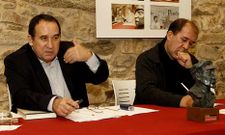 Xos� Lu�s Axeitos -esquerda- foi presentado polo escritor ponteces�n Miguel Anxo Mato Fondo.