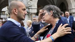 La alcaldesa, Eva Garc�a (PSOE), junto al l�der del PP local, Alejandro Lorenzo, en la protesta por los disparos en una fiesta gitana