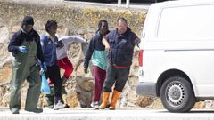 Naufragio en Malpica: las fotos de la llegada al puerto de los tres rescatados