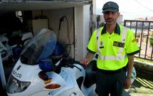 El sargento Longueira, con una de las motos que utilizan para apoyar las rondas ciclistas.