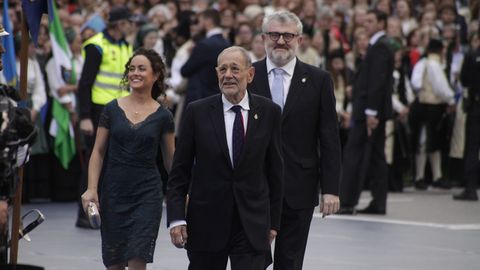 Javier Solana, Miguel Falomir y , Laura Fernndez, en representacin del Museo del Prado, a su llegada al Teatro Campoamor