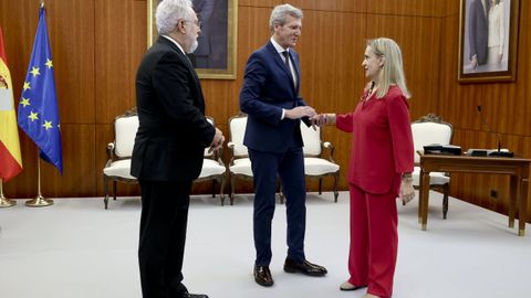 Los presidentes del Parlamento gallego, Miguel Santalices, y de la Xunta, Alfonso Rueda, en la toma de posesi�n de la valedora do pobo, Mar�a Dolores Fern�ndez Gali�o