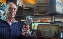 Manuel P�rez en un galp�n de su casa con radios antiguas y con uno de los micr�fonos que tiene. 