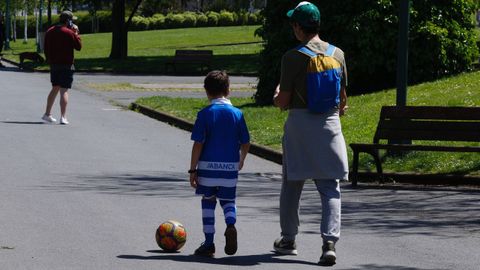 Gente paseando por los jardines de A Coru�a