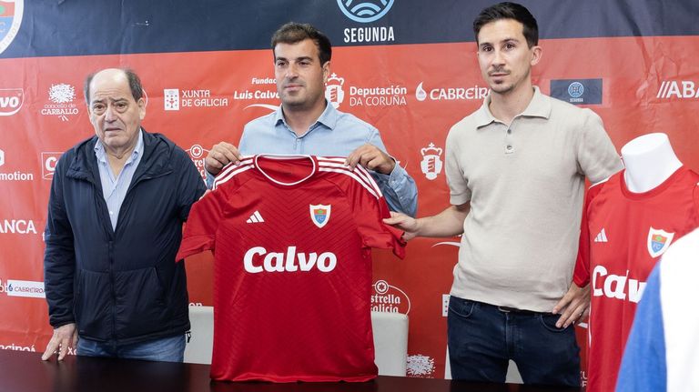 Dar�o Cotelo, el director deportivo del Berganti�os, a la derecha de la imagen, en la presentaci�n de Sim�n Lamas y acompa�ado del presidente Luciano Calvo.