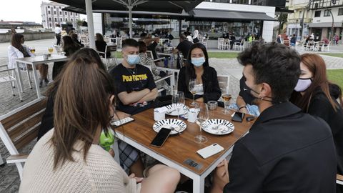 Todos los municipios coinciden en animar a mariñanos y visitantes y adaptarse a la «nueva normalidad», a ir de compras y de terrazas, como en esta de Viveiro este miércoles