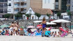 La playa de Silgar este s�bado, abarrotada de ba�istas