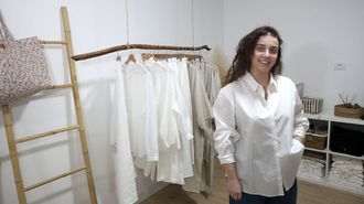 Ux�a Fern�ndez comenz� a coser en el taller que su bisabuela Lela ten�a en su casa de Agui�o