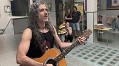 El profesor de msica, el roquero Jos Carballido, toc una cancin de bienvenida para Hugo (al fondo, con sus padres detrs)