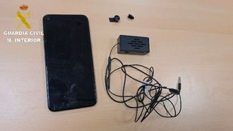 Tecnolog�a incautada a dos hombres que intentaron hacer trampas en el examen te�rico de conducir en Pontevedra