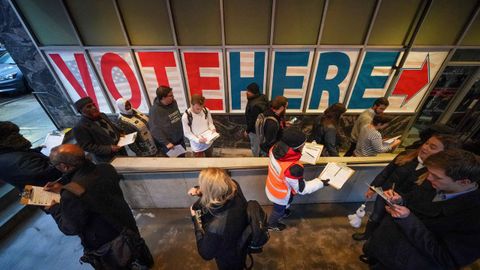 Votantes en un colegio de Minneapolis: