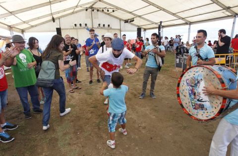 Muchas personas disfrutaron ayer del festival desde el mediod�a en el Outeiro Grande. 