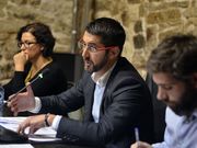 Oujo, entre la interventora y el secretario, durante la sesi�n. 