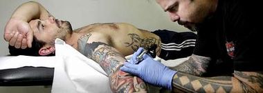 Alfonso, tatuando a Esteban en Balinese Tattoo Estudio, adonde llegan �clientes de muy lejos�.