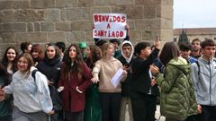 Un grupo de j�venes, en la Praza do Obradoiro, esperando la llegada de Ibai y el Xokas