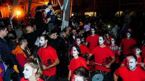 Uno de los espectculos del Halloween, a su paso por la carpa de la Praza Maior.