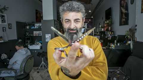 Ram�n Fern�ndez, Mon, peina a hombres y mujeres en su peluquer�a en Boiro