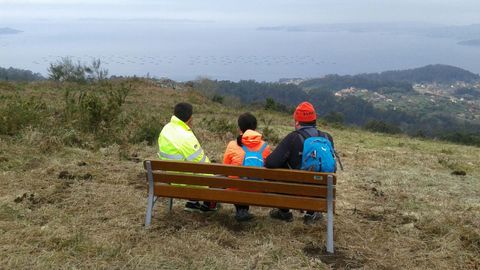 Los vecinos de Marn tienen desde el 2016 su banco con vistas panormicas sobre la ra. Se ubica en la ladera del monte cercano a Pastoriza y desde el enclave se puede divisar Ons, Beluso, Sanxenxo y Slvora.

