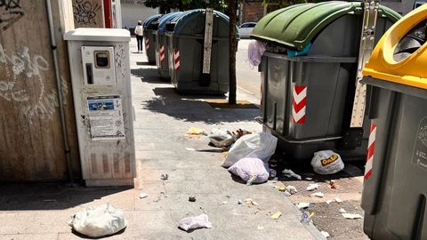 Imagen de archivo de bolsas de basura fuera de los contenedores en Ribeira.