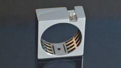 El �Anillo Kubrick�. Con oro blanco y diamante, es una de las piezas recientes m�s interesantes del artesano. Podr� verse en el Museo Nacional de Artes Decorativas