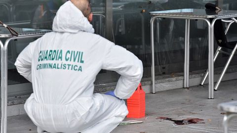 La Guardia Civil recogi pruebas, como muestras de sangre, en la zona donde cay el joven (marcada con una silueta en el suelo)