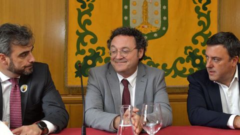 El fiscal Garca Ortiz, este viernes en Marin entre el conselleiro Diego Calvo y el presidente de la Diputacin de A Corua, Valentn Gonzlez Formoso.