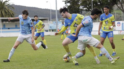 El celeste Uriarte pugna por el bal�n con un futbolista del Cambados ante la mirada de Rolle. 