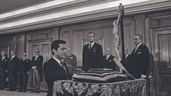 Adolfo Su�rez, jurando el cargo de presidente del Gobierno, ante el rey y Fern�ndez Miranda, el 5 de julio de 1976 en la Zarzuela.