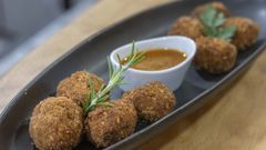 Un plato de croquetas.