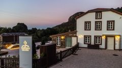 Exterior de la casa rural San Andr�s de Teixido, con una amplia terraza con h�rreo y vistas al mar