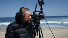 El realizador coreano Hong Sangsoo (Se�l, 1960), en pleno rodaje de su filme �Introduction�.